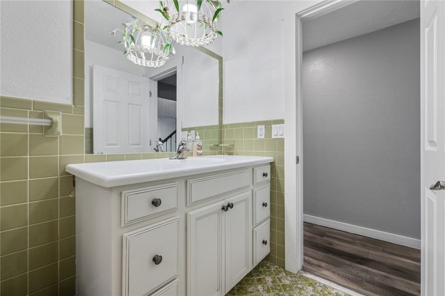 Main Floor Guest Bath | Image 32