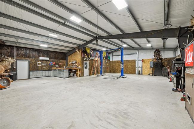Interior of shop with car lift | Image 9