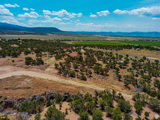 Overview of rural landscape with mountains | Image 49