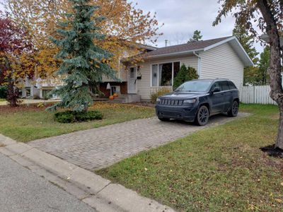 9724 71 Ave, House detached with 4 bedrooms, 2 bathrooms and 2 parking in Grande Prairie AB | Image 2