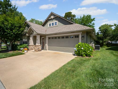10 Gray Wolf Ln, Hendersonville, NC, 28792-7423 | Card Image