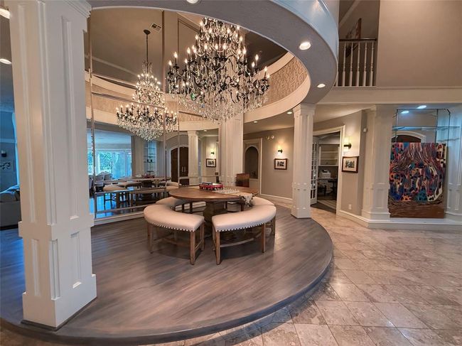 Additional room for sitting or dining | Image 19