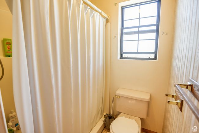 Bathroom with toilet and a shower with shower curtain | Image 40
