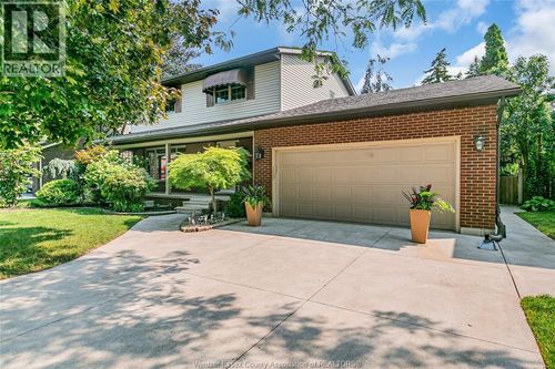 2470 Glenwood Ave, Windsor, ON, N9E2X6 | Card Image