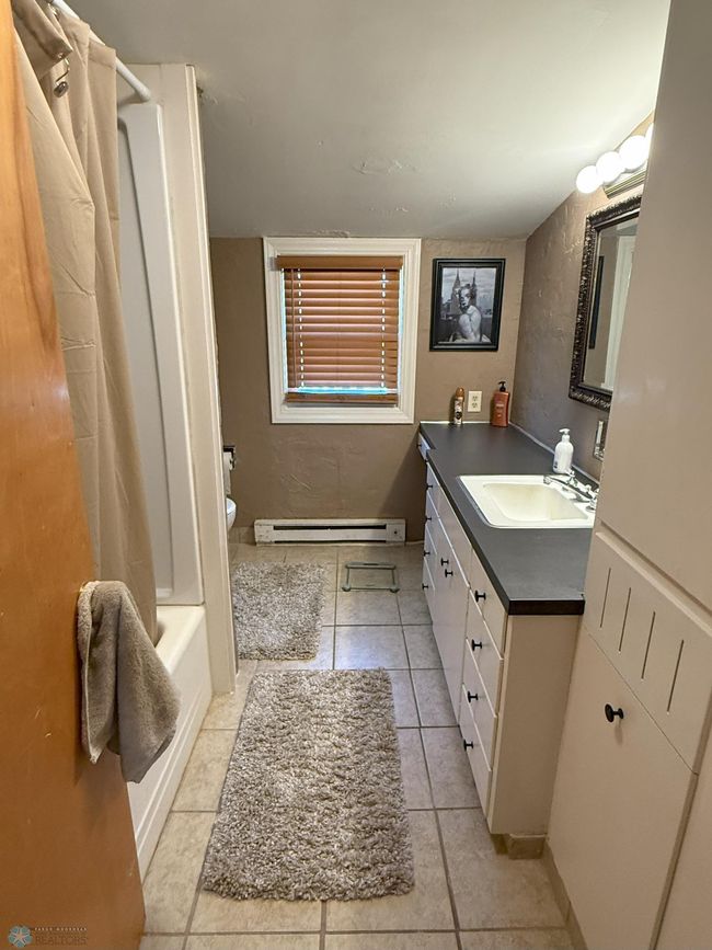 Upstairs Bathroom | Image 19
