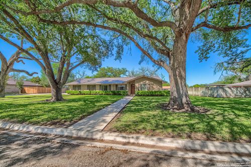 1206 Acorn Rd, Hondo, TX, 78861-1002 | Card Image