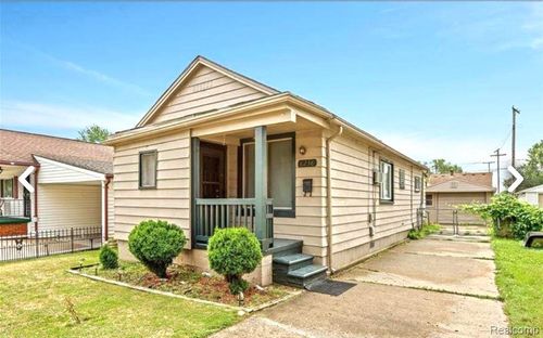 8238 Chalmers Ave, Warren, MI, 48089-2329 | Card Image