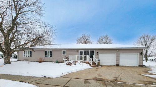 1018 New St, Manchester, IA, 52057-1334 | Card Image