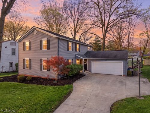 613 Welshire Dr, Bay Village, OH, 44140-1986 | Card Image