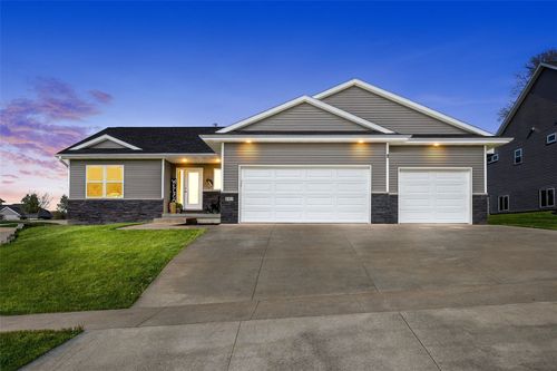 601 Gentry Ln, Tiffin, IA, 52340-8102 | Card Image