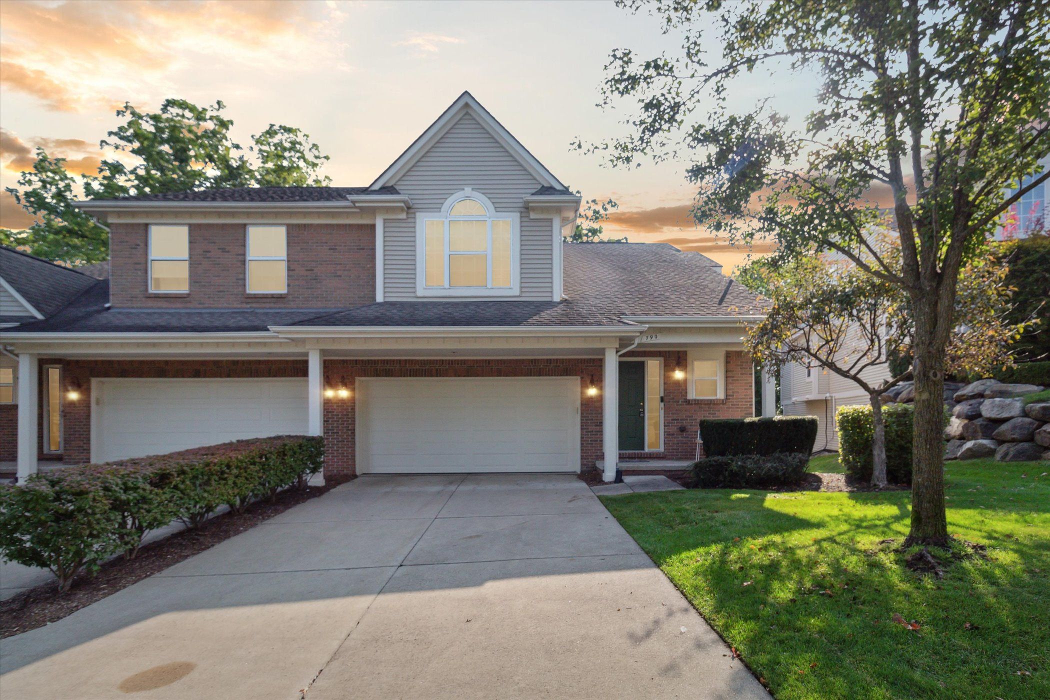 Bluff Ct, Rochester Hills, MI 48307