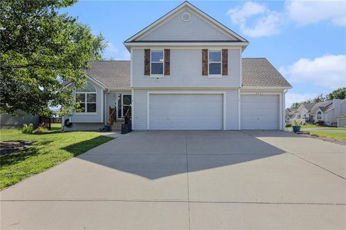 2417 Sw Woodhaven Ln, Lee's Summit, MO, 64082-4079 | Card Image