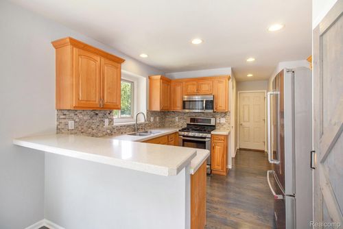 11275 Grand Oaks Dr, Clio, MI, 48420-8292 | Card Image