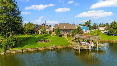 111 7th Ave, Onalaska, TX, 77360-7374 | Card Image