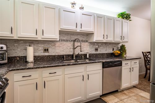 5568 Seabreeze Ln, Sterling Heights, MI, 48310-7453 | Card Image