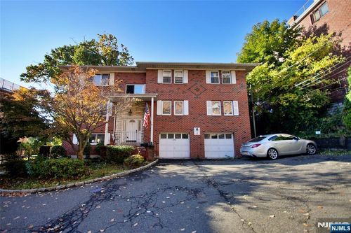 8 Leary Ln, Edgewater, NJ, 07020-1560 | Card Image