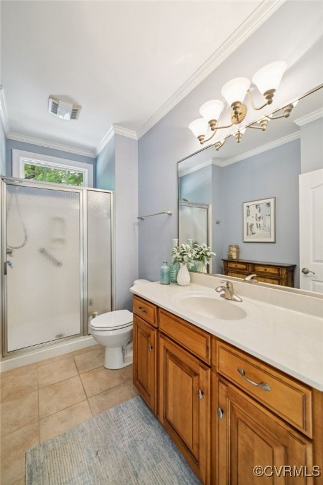 Full hall bath on main level off of office | Image 10