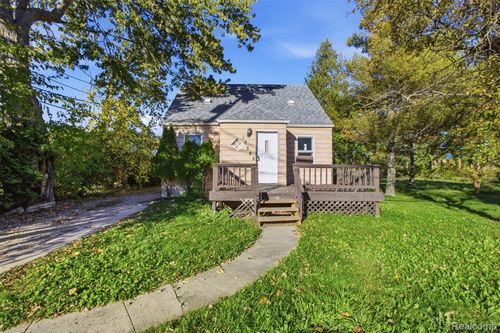 18545 Huntington Ave, Harper Woods, MI, 48225-2033 | Card Image