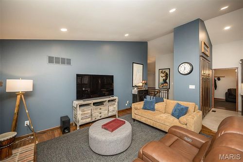828 Westbrooke Meadows Ct, Ballwin, MO, 63021-7557 | Card Image