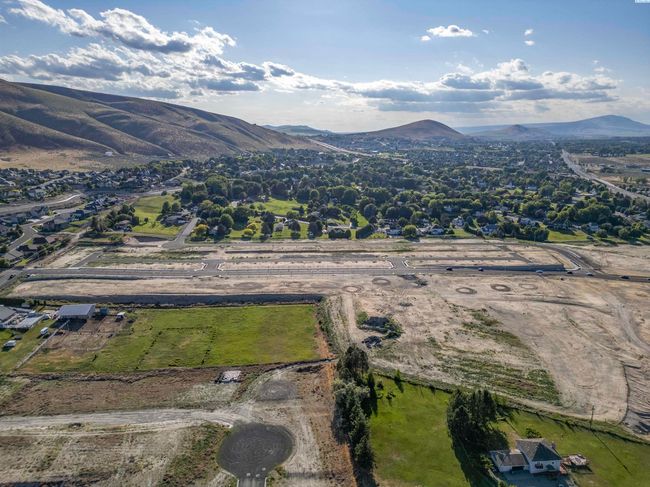 2323 Lariat Ln, Home with 4 bedrooms, 3 bathrooms and null parking in Richland WA | Image 6