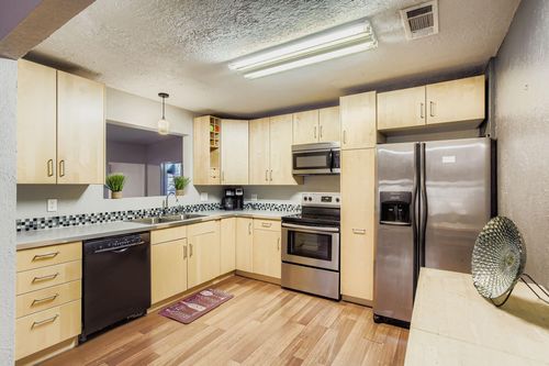 935 6th St, Dickinson, TX, 77539-2856 | Card Image