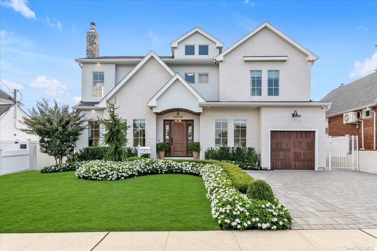 Mirabelle Ave, Westbury, NY 11590