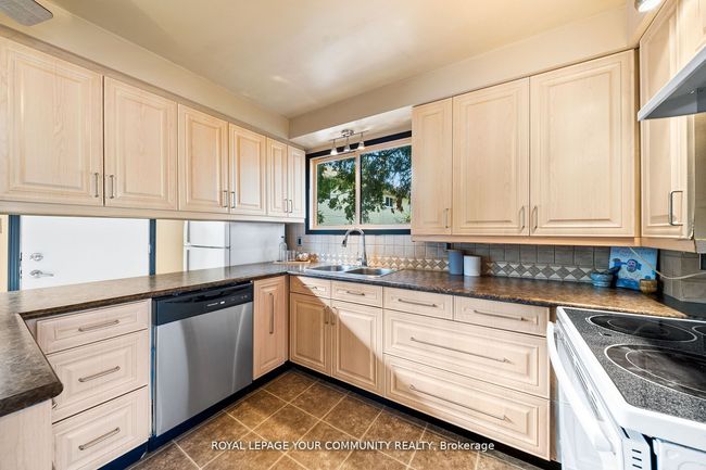 203 Taunton Rd W, House attached with 3 bedrooms, 2 bathrooms and 2 parking in Oshawa ON | Image 12