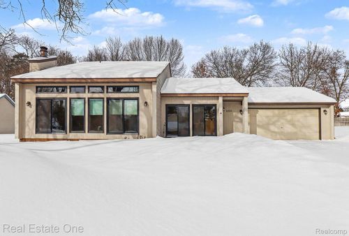 6226 Pinewood Dr, Clarkston, MI, 48346-2232 | Card Image