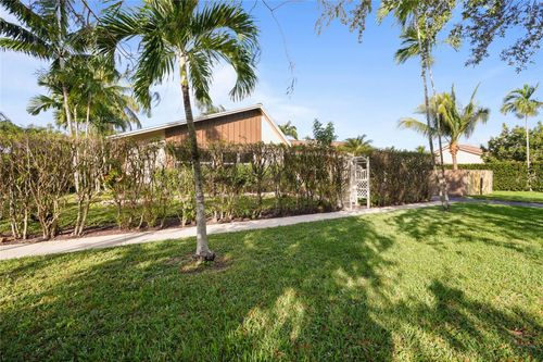 417 Se 4th St, Dania Beach, FL, 33004-4711 | Card Image