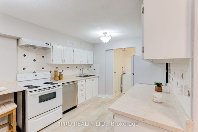 61 - 130 Ling Rd, Condo with 4 bedrooms, 2 bathrooms and 1 parking in Toronto ON | Image 18