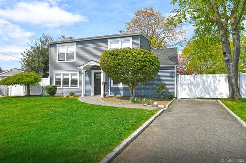 9 Bluejay Ln, Levittown, NY, 11756-2612 | Card Image