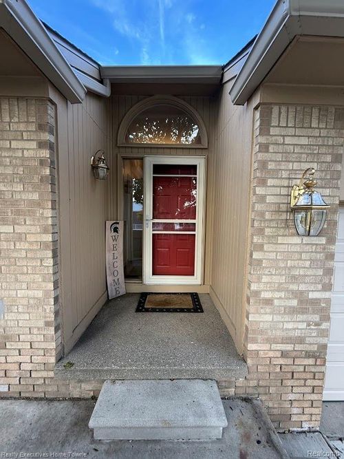 55795 Shelby Rd, Shelby Township, MI, 48316-1153 | Card Image