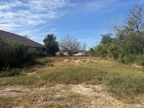 899 Madison Street, Eagle Pass, TX, 78852 | Card Image