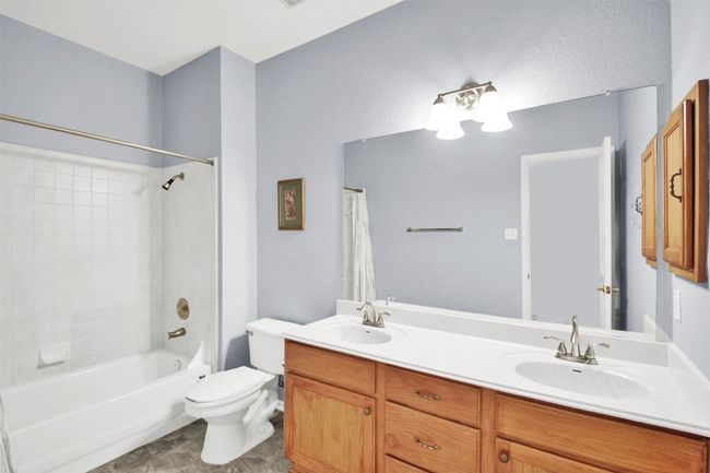 Bathroom with double vanity and bathtub / shower combination | Image 23