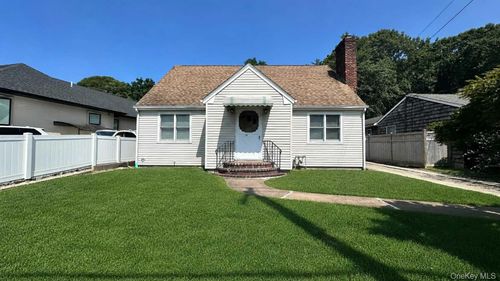 73 Singworth St, Oyster Bay, NY, 11771-3705 | Card Image