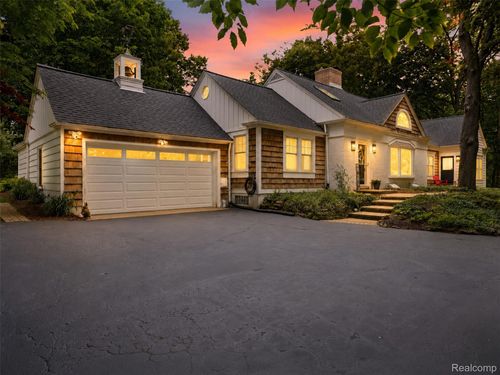 27310 Crestwood Dr, Franklin, MI, 48025-1388 | Card Image
