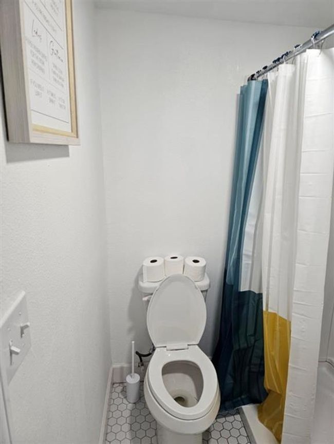 Studio apartment bathroom | Image 31