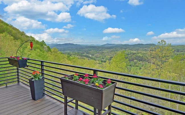 433 Hawkeye Trl, Home with 3 bedrooms, 3 bathrooms and null parking in Marble NC | Image 5