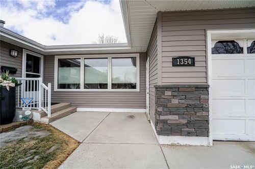 1354 King Cres, Moose Jaw, SK, S6H3G2 | Card Image
