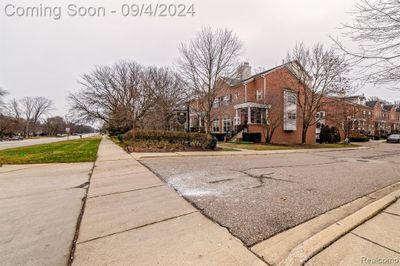 17026 Farmington Road, Condo with 2 bedrooms, 1 bathrooms and null parking in Livonia MI | Image 3