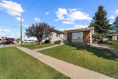 4937 58 St, House detached with 4 bedrooms, 2 bathrooms and 4 parking in Killam AB | Image 1