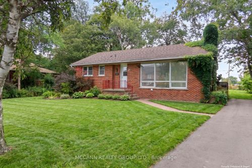 a-562 Mulock Crt, Newmarket, ON, L3Y5H2 | Card Image