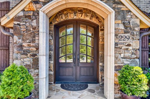 229 Wrenwood Ln, Charlotte, NC, 28211-1848 | Card Image
