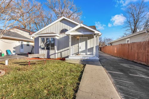26235 N Walnut Ave, Mundelein, IL, 60060-4030 | Card Image