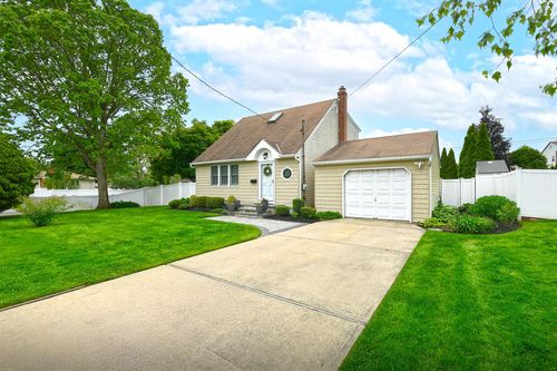 20 Kossuth St, Deer Park, NY, 11729-1309 | Card Image