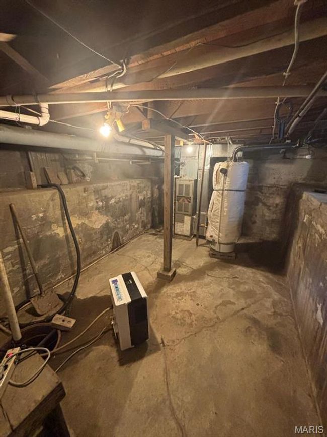 Unfinished basement featuring water heater | Image 24