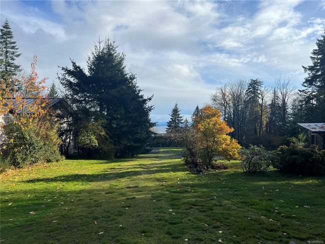 driveway leading from Quadra Loop to the building site/garage | Image 5