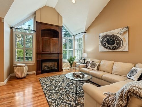 1-1 Carriage Hill Cir, Southborough, MA, 01772-1341 | Card Image