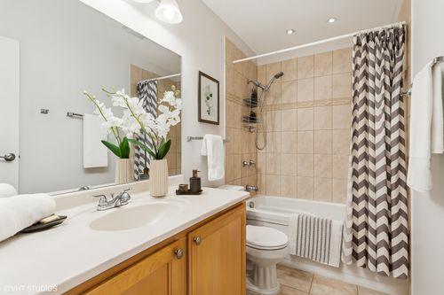 unit-211-910 Beau Dr, Des Plaines, IL, 60016-5833 | Card Image