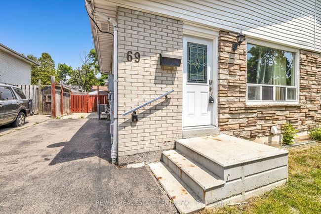 69 Newstead Cres, House attached with 4 bedrooms, 2 bathrooms and 3 parking in Brampton ON | Image 4